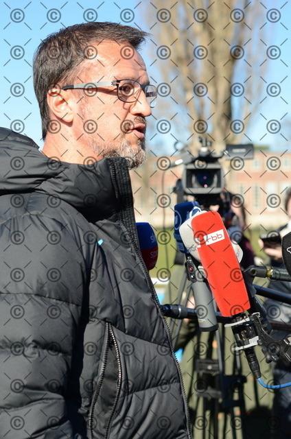 RGE_8079 | Nach dem Training hält Fredi Bobic auf dem Schenckendorffplatz eine Pressekonferenz ab. Fotograf: Ralf Gebhardt - Realisiert mit Pictrs.com
