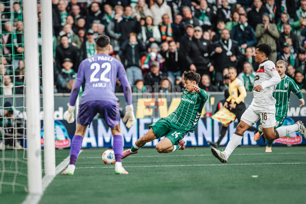 Fußball | Männer | Saison 2025/2026 | 1. Fußball-Bundesliga | 6. Spieltag | SV Werder Bremen vs. FC St. Pauli | 04.10.2025 | Torschuss von Patrice Covic (#24, SV Werder Bremen)