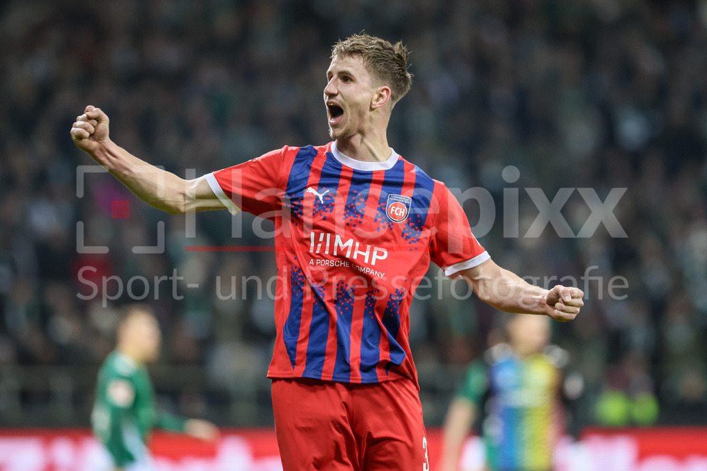 Fussball, Bundesliga, SV Werder Bremen - 1. FC Heidenheim | v.li.: Torschütze Jan Schöppner (1. FC Heidenheim, 3) mit Torjubel, Jubel, jubeln, jubelt, optimistisch, Spielszene, Highlight, Freude über das Tor zum 1:1, DIE DFL-RICHTLINIEN UNTERSAGEN JEGLICHE NUTZUNG VON FOTOS ALS SEQUENZBILDER UND/ODER VIDEOÄHNLICHE FOTOSTRECKEN. DFL REGULATIONS PROHIBIT ANY USE OF PHOTOGRAPHS AS IMAGE SEQUENCES AND/OR QUASI-VIDEO.