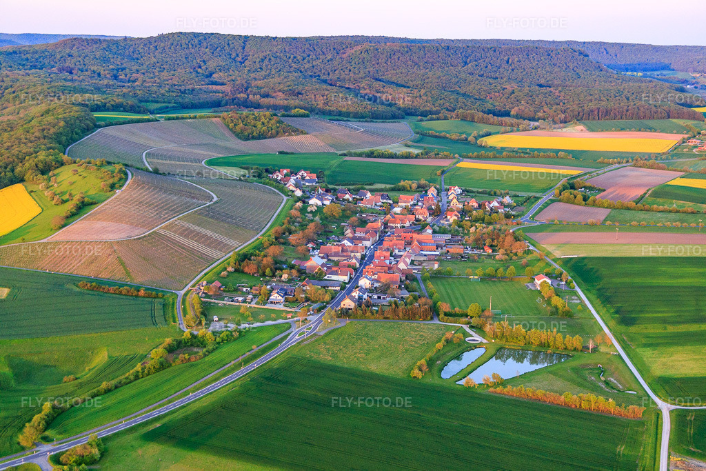 Luftbild: Ortsansicht von Westen im Ortsteil Wiebelsberg in Oberschwarzach im Bundesland Bayern in Deutschland. Foto: IMG_088128.jpg vom 06.05.2016 durch Werner Riehm/FLY-FOTO.de