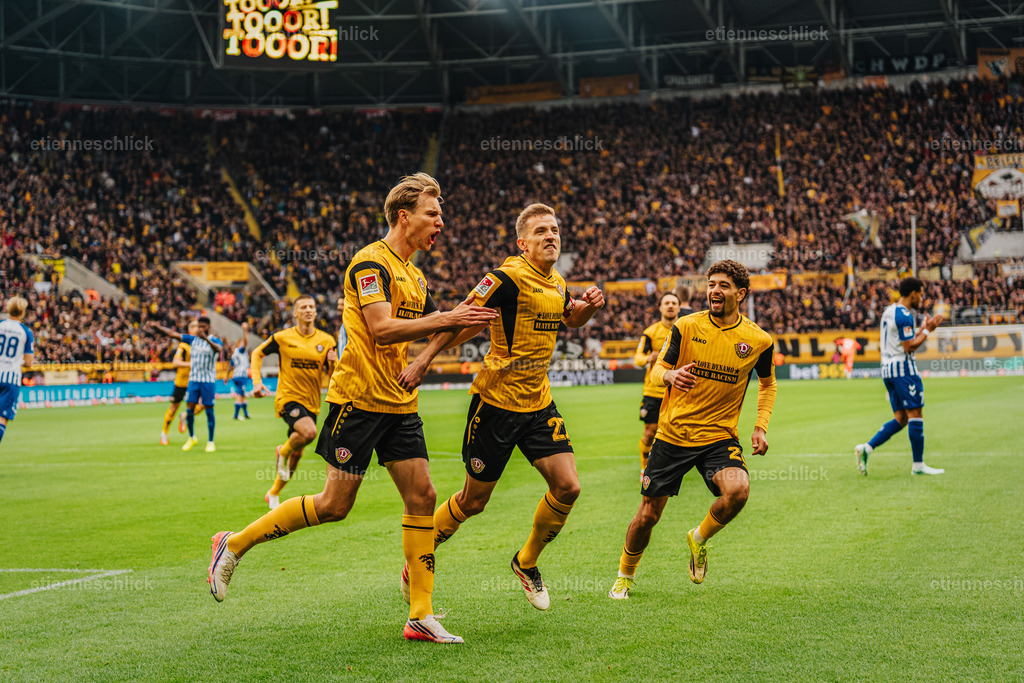 Dresdner SC - Allianz MTV Stuttgart, DEKRA 1. Bundesliga Frauen, Volleyball | Im Bild: Niklas Hauptmann (27, SG Dynamo Dresden) trifft 11 Meter nach Faul18.10.2026, SG Dynamo Dresden - 1. FC Magdeburg, 2. BUNDESLIGA - 8. SPIELTAG, Fußball, Deutschland, Dresden, Rudolf-Harbig-Stadion