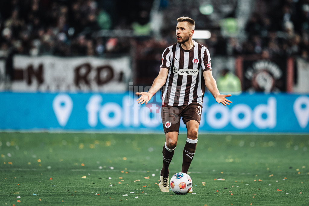 Fußball | Männer | Saison 2025/2026  | Fußball-Bundesliga | 11. Spieltag | FC St. Pauli vs. 1. FC Union Berlin | 23.11.2025 | Karol Mets (#3, FC St. Pauli) sucht vergeblich eine Anspielstation