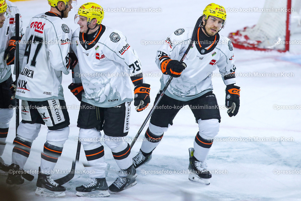 Koe16022401015 | 16.02.2024, Köln, Eishockey, Penny DEL, 46. Spieltag, Lanxess-Arena, Kölner Haie - Löwen Frankfurt: Torjubel nach dem 1:0 durch Chad Nehring (Löwen Frankfurt)