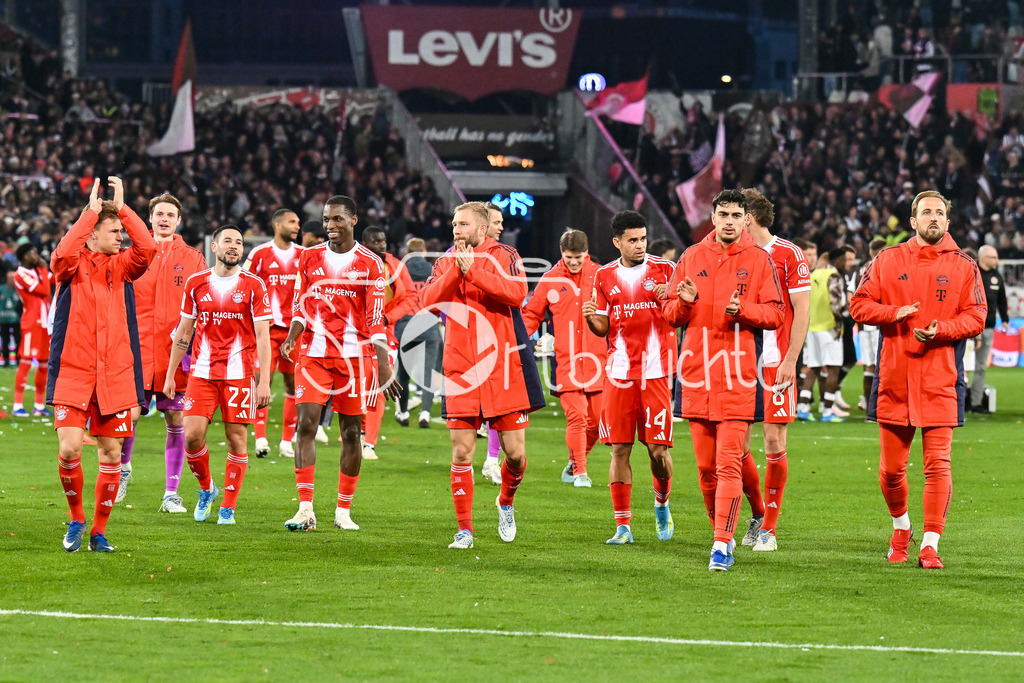 FC St. Pauli - FC Bayern München | ST. PAULI, DEUTSCHLAND - 11. APRIL: die Spieler der Bayern feiern zusammen mit Fans den Auswärssieg in Hamburg nach dem Bundesligamatch zwischen dem FC St. Pauli und dem FC Bayern München am 29. Spieltag im Millerntor Stadion / DFL REGULATIONS PROHIBIT ANY USE OF PHOTOGRAPHS AS IMAGE SEQUENCES AND/OR QUASI-VIDEO