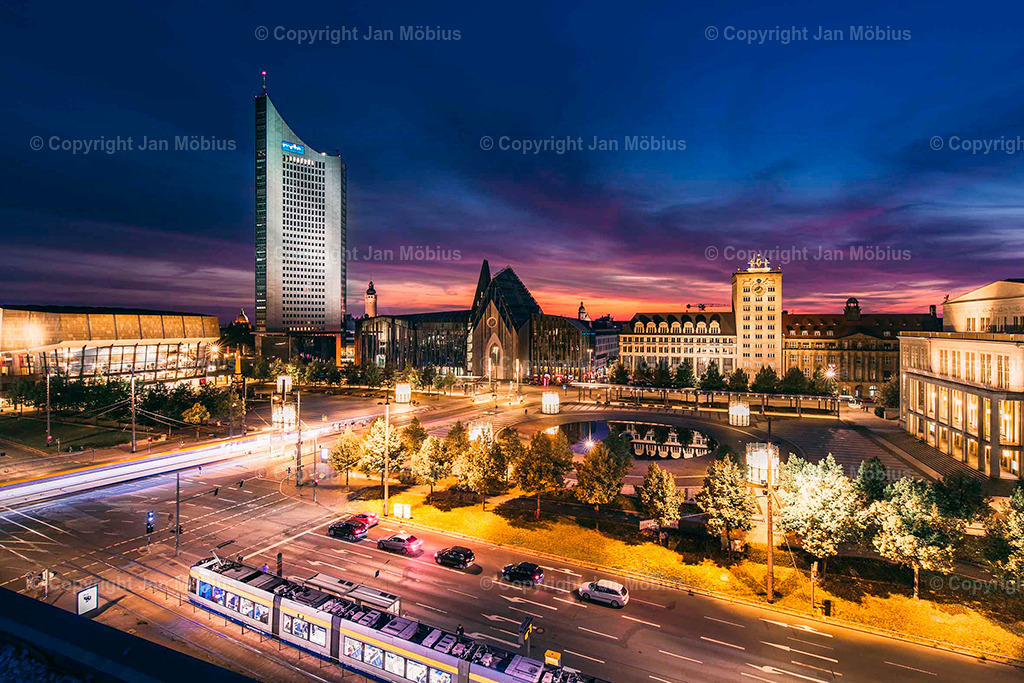 Augustusplatz | Erlebe den berühmten Augustusplatz im Herzen von Leipzig – eingefangen durch meine Linse in einzigartigen Momenten. Der Augustusplatz ist nicht nur ein architektonisches Highlight, sondern auch ein Ort voller Geschichte, Bewegung und Atmosphäre. Ob das Opernhaus im goldenen Abendlicht, die Universität in moderner Klarheit oder die Lichtspiele auf dem Brunnen – meine Fotografien zeigen Leipzigs bekanntesten Platz in seiner ganzen Schönheit. - Realisiert mit Pictrs.com