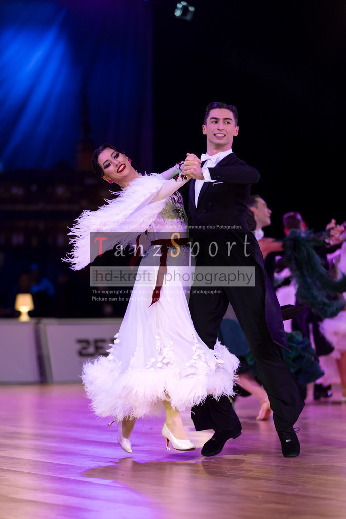 20241215_WDSF_Int_Open_Std-Riga-9478 | Tanzsportbilder, Standardtanz, Lateintanz, WDSF, DTV, LTVB, dancecomp, goc, hessen tanzt, blaues band der spree, walzer, tango, wiener walzer, slowfox, quickstepp, samba, rumba, cha-cha-cha, paso doble. jive, hd-kroft photography, turniertanzsport
