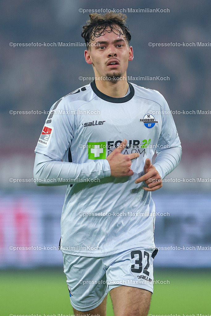 Due0911240109602133 | 09.11.2024, Fußball, Fortuna Düsseldorf - SC Paderborn 07, 2. Bundesliga, Merkur Spiel-Arena, Saison 2024 2025: Aaron Zehnter (Paderborn #32) DFB regulations prohibit any use of photographs as image sequences and or quasi-video.