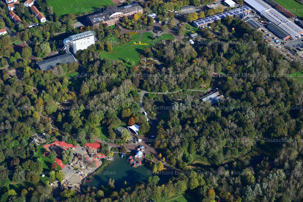 3491505 | Der Maximilianpark ist ein Freizeitpark in der westfälischen Stadt Hamm. Er wurde zur Landesgartenschau 1984 auf dem Gelände der stillgelegten Zeche Maximilian eingerichtet. Sein Wahrzeichen ist der Glaselefant, eine rund 40 m hohe begehbare Plastik.