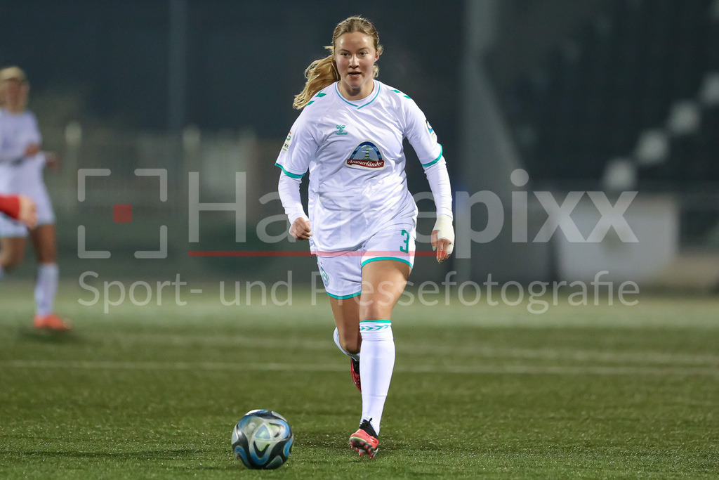 Fussball, Testspiel Frauen, FSV Gütersloh 2009 - SV Werder Bremen | v.li.: Mathilde Janzen (SV Werder Bremen, 3) am Ball, Freisteller, Einzelbild, Ganzkörper, Aktion, Action, Spielszene