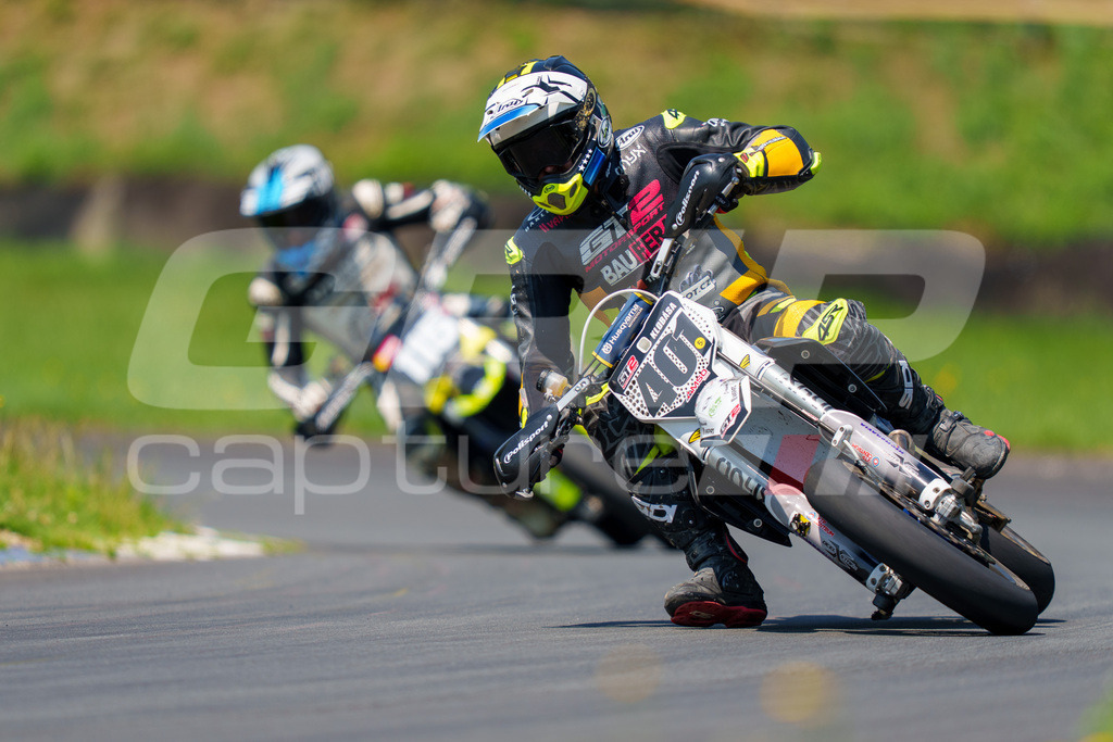 G-Cup + Supermoto Staatsmeisterschaft + Hungarian Supermoto Championship | GRIPcapture steht für authentische Sportfotografie in Österreich – für Momente, die mehr sind als Geschwindigkeit oder Ergebnis. Es geht um Emotion, Spannung, Fokus und den Augenblick, der oft nur einen Wimpernschlag dauert.Ob Motorsport, Teamsport oder 