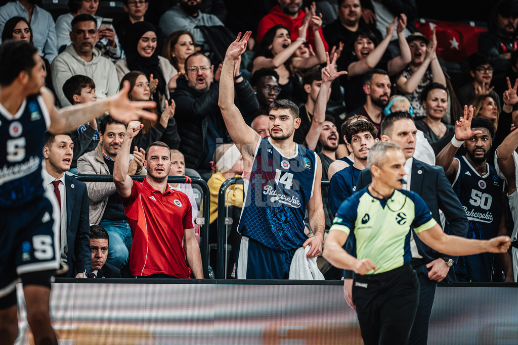 Basketball | Männer | Saison 2025/2026 | BKT EuroCup | Veolia Towers Hamburg vs. Bahcesehir College Istanbul | 14.10.2025 | Furkan Haltali (#14, Bahcesehir College Istanbul) mitte jubelt nach dem Dreier von Caleb Homesley (#5, Bahcesehir College Istanbul) links