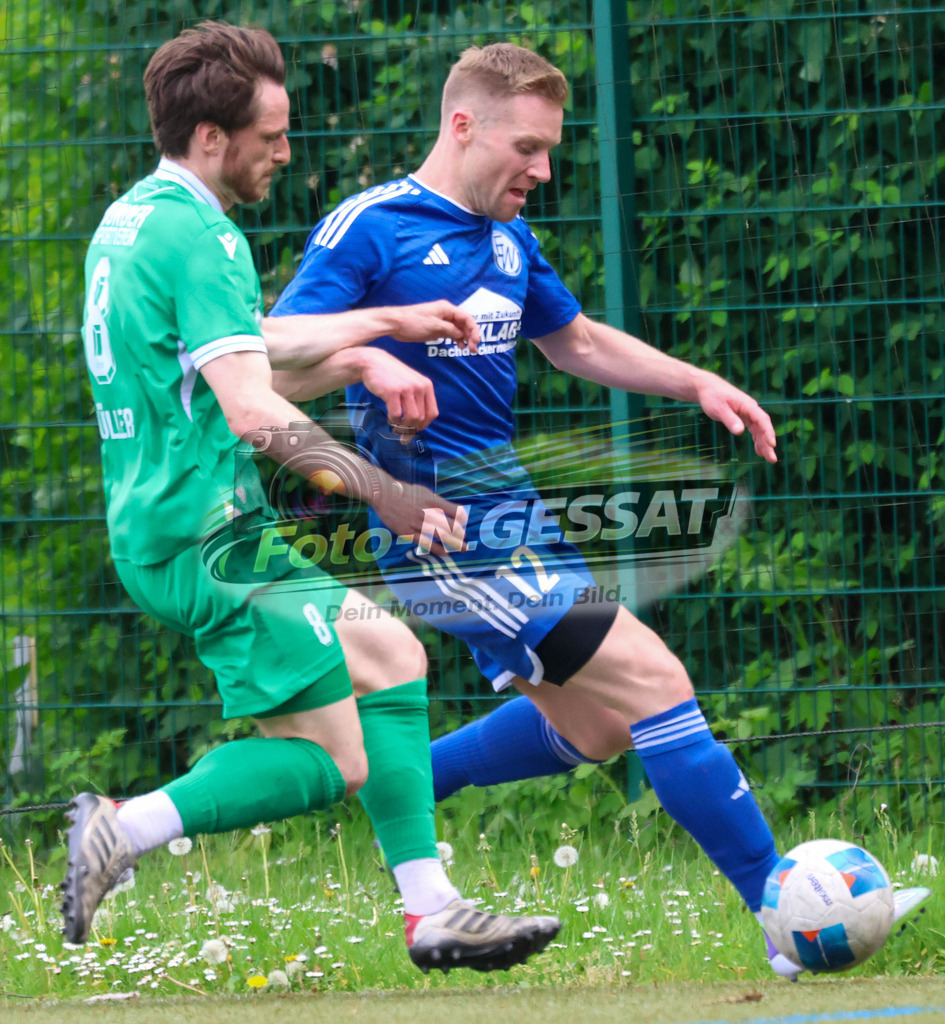 Bünder SV - SV Enger-Westerenger, | Auf dem Bild zu sehen: grün Bünder SV: Denis Müller ; blau SV Enger-Westerenger: Christian Sarwatka Bünder SV, SV Enger-Westerenger, Saison 25/26, Kreisliga A, Bünde, Deutschland - Realisiert mit Pictrs.com