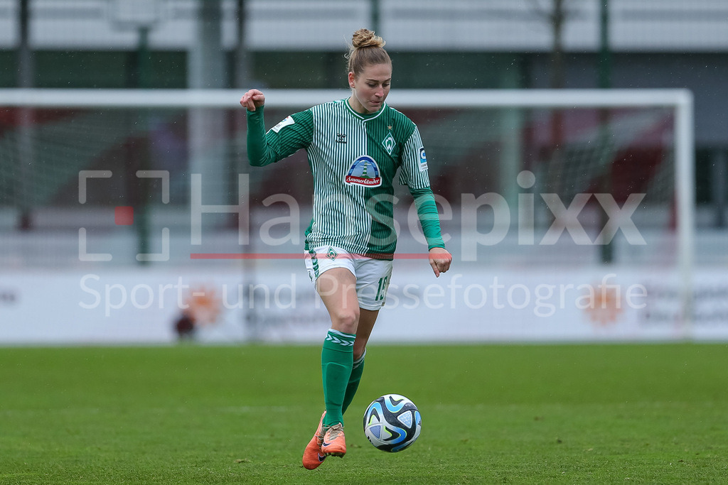 Fussball, Google Pixel Frauen-Bundesliga, RB Leipzig - SV Werder Bremen | v.li.: Saskia Matheis (SV Werder Bremen, 19) am Ball, Freisteller, Einzelbild, Ganzkörper, Aktion, Action, Spielszene, DIE DFB-RICHTLINIEN UNTERSAGEN JEGLICHE NUTZUNG VON FOTOS ALS SEQUENZBILDER UND/ODER VIDEOÄHNLICHE FOTOSTRECKEN. DFB REGULATIONS PROHIBIT ANY USE OF PHOTOGRAPHS AS IMAGE SEQUENCES AND/OR QUASI-VIDEO.