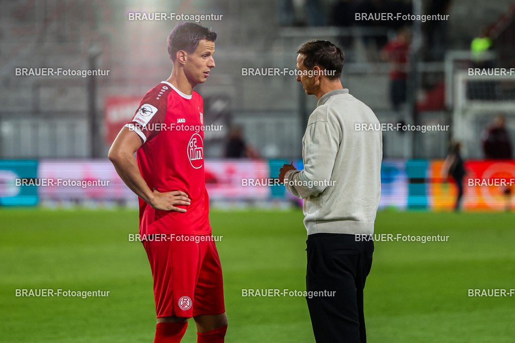 SV Wehen Wiesbaden - Rot-Weiss Essen | Wiesbaden, Deutschland, 22.08.2025Michael Schultz  (Rot-Weiss Essen) und Marc-Nicolai Pfeifer (Rot-Weiss Essen) unterhalten sich nach dem Spielwährend des drittliga Spiels zwischen SV Wehen Wiesbaden und Rot-Weiss Essen am 22.08.2025 in der BRITA-Arena in Wiesbaden. (Foto von Timo Bluhmki-Schmidt/Brauer Fotoagentur