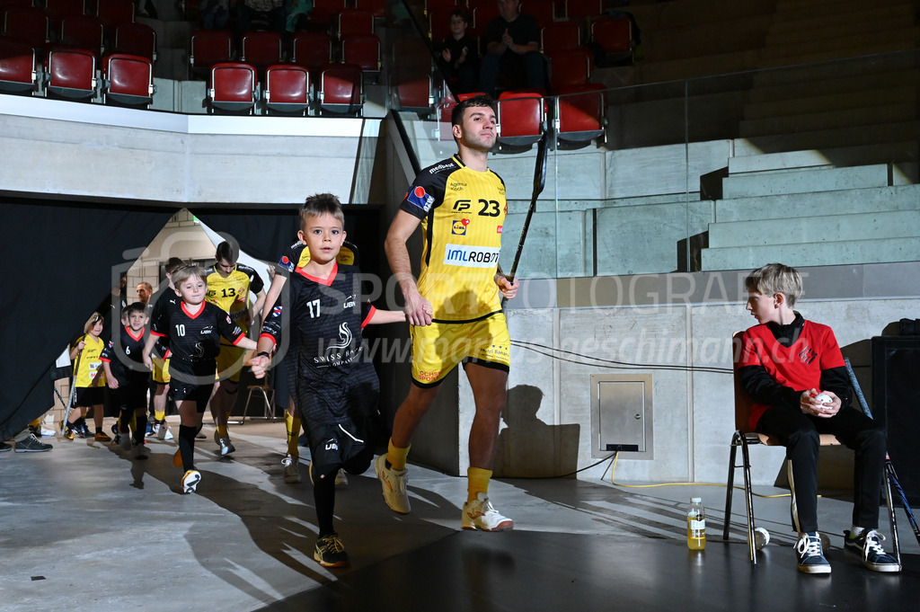 HC Rychenberg vs Floorball Köniz - 18. Dezember 2022 | HC Rychenberg vs Floorball Köniz
AXA Arena, Winterthur
Tobias Studer (#23 HC Rychenberg) mit Einlaufkid.
Bild: Sportfotografie Markus Aeschimann | www.markus-aeschimann.ch - Realisiert mit Pictrs.com