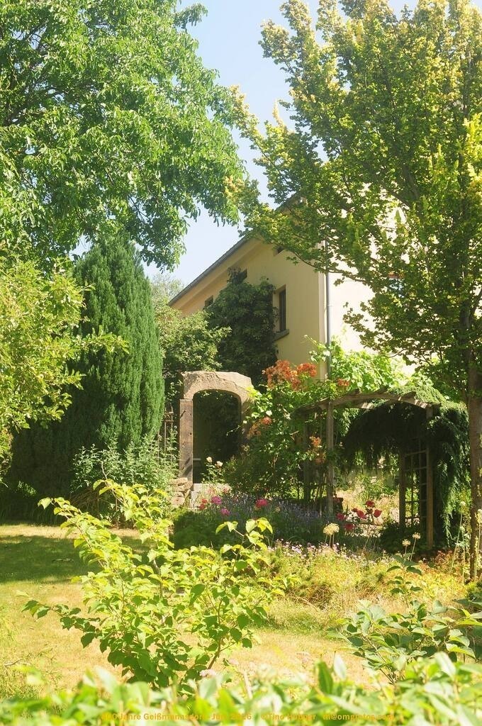 Geißmannsdorf-2026-Ortsbilder-022 | Geißmannsdorf bei Bischofswerda im Sommer 2026. Ein fotografischer Streifzug durch das Dorf Geißmannsdorf, mit Gebäuden, Straßen, Strohpuppen und geschmückten Vorgärten und Grundstücken anlässlich der 800-Jahr-Feier von Geißmannsdorf im Juni 2026 - Realisiert mit Pictrs.com