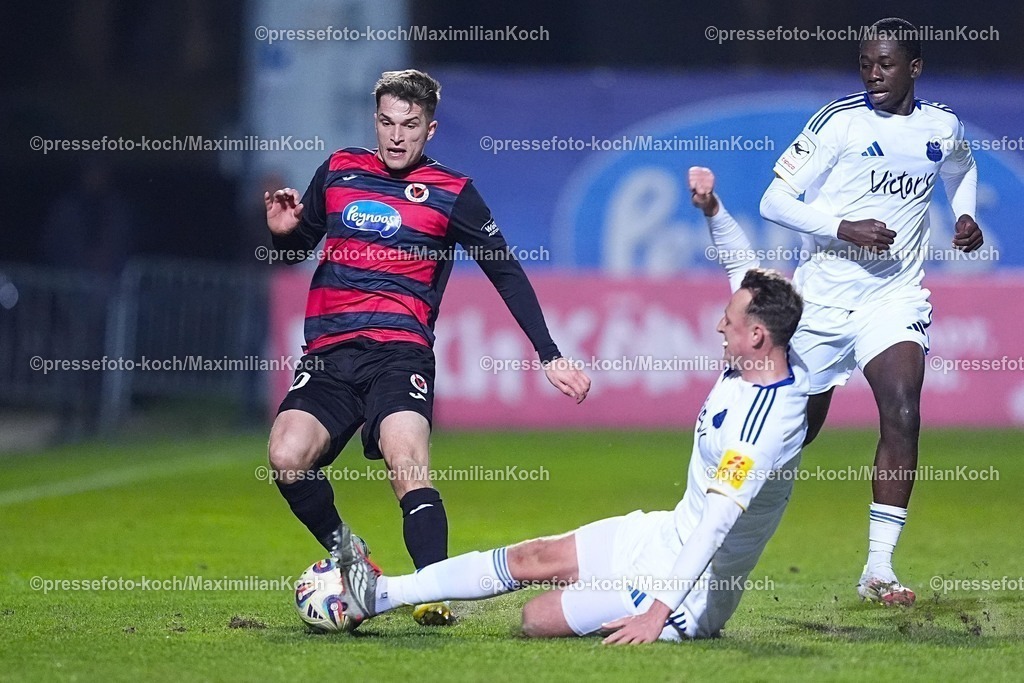 xYDRx23012601052 | 23.01.2026, xydrx, Fußball, 3.Liga, FC Viktoria Köln - 1.FC Saarbrücken, Saison 2025 2026, Sportpark Höhenberg: David Otto (FC Viktoria Köln #10) im Zweikampf gegen Robin Bormuth (1.FC Saarbrücken #32)    DFB regulations prohibit any use of photographs as image sequences and or quasi-video. Photo: xYannisxDreimannxPressefotoKochx