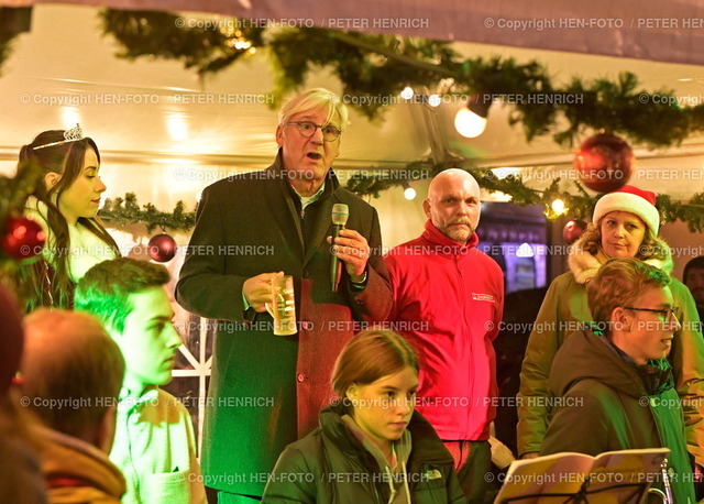 Weihnachtsmarkt Darmstadt 21.11.2022 - 23.12.2022 auf Marktplatz und Friedensplatz und Luisenplatz und Ludwigsplatz | 21.11.2022 Eröffnung Weihnachtsmarkt Darmstadt auf Marktplatz mit Glühweinprinzessin Marie Töpfer - Oberbürgermeister Jochen Partsch - Michael Hausmann Vorsitzender Schaustellerverband Darmstadt (Foto: Peter Henrich) - Realisiert mit Pictrs.com