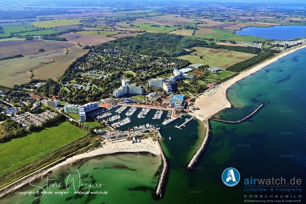 Luftbild Ostsee Resort Damp - Die Klinik bietet modernste medizinische Behandlungen | Die Klinik bietet modernste medizinische Behandlungen in einer reizvollen Küstenlandschaft, ideal für Erholung und Genesung. Patient:innen profitieren von einem ganzheitlichen Therapiekonzept mit physiotherapeutischen, psychologischen und sozialen Unterstützungsangeboten.