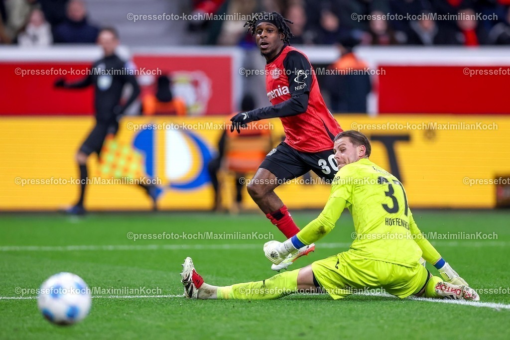 Lev02022501027 | 02.02.2025, Fußball, Bayer 04 Leverkusen - TSG 1899 Hoffenheim, 1. Fußball Bundesliga, 20. Spieltag, BayArena, Saison 2024 2025: Jeremie Frimpong (Bayer04 Leverkusen #30) Schuss über Torwart Luca Philipp (Hoffenheim #37) und ins Tor zum 2:0 TorschussDFB regulations prohibit any use of photographs as image sequences and or quasi-video.