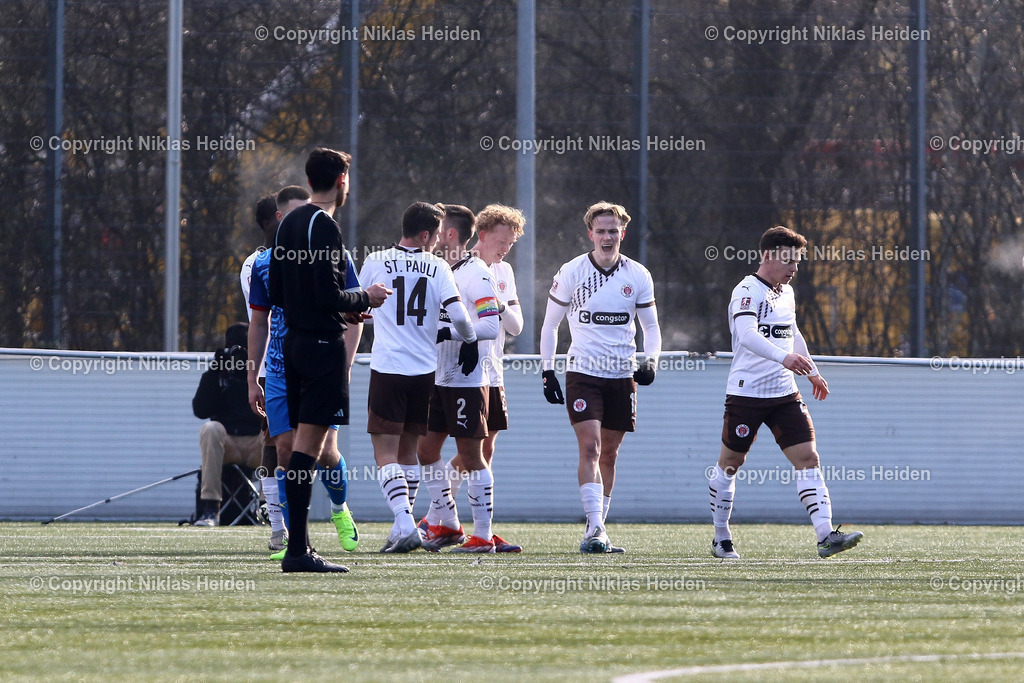 NH_FCStPauliU23_EintrachtBraunschweigU23_Testspiel_02022025 | 13 Theo Schröder (FC St. Pauli U23) bejubelt zusammen mit seinen Teamkollegen seinen Treffer zum 1:0.Fußball I Herren I Testspiel I Saison 2024-2025 I FC St. Pauli U23 - Eintracht Braunschweig U23 I 02.02.2025 I Sportplatz Brummerskamp