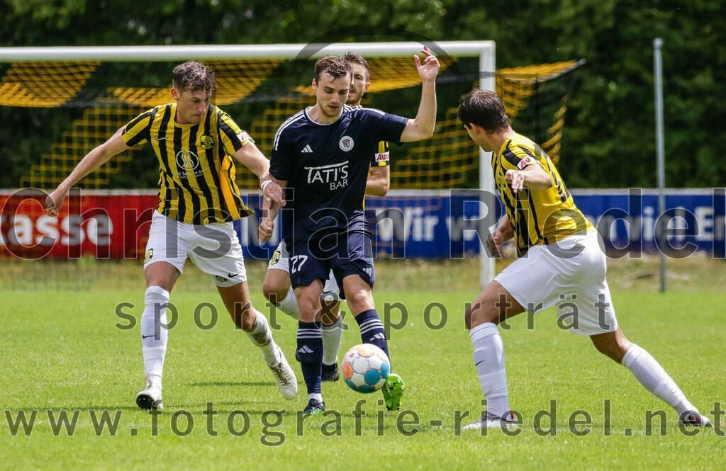 2023-07-29_110_FC_Moosinning_gegen_TuS_Raubling | Moosinning, Deutschland, 29.07.2023:
Fußball, Bezirksliga Oberbayern Ost 2023 / 2024, 1. Spieltag, FC Moosinning gegen TuS Raubling, Endergebnis: 0:7

Florian Jakob (FC Moosinning, #10), Bastian Unsin (TuS Raubling, #27), Christian Reiser (FC Moosinning, #17)

Foto: Christian Riedel / fotografie-riedel.net
