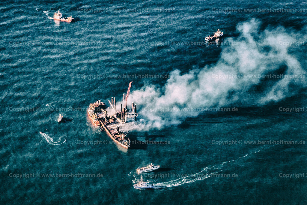PLBDD_Pallas0198_01a_75x50 | LUFTBILD. Brennender Holzfrachter " PALLAS " in der Nordsee. __ Seitenverhältnis = 3 zu 2. __ Das Foto ist die Reproduktion von einem Farbdia. Druckdatei ist farbreduziert. - Realisiert mit Pictrs.com
