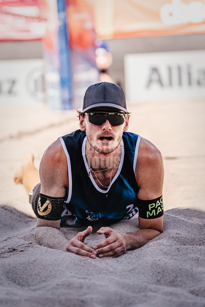 Beachvolleyball | Männer | Allianz German Beach Tour 2024 | Tourstop Kühlungsborn | 11.08.2024 | Paul Henning liegt am Boden und schaut in die Kamera