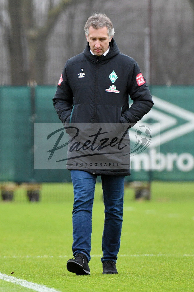 20200227_TRASVW_0034 | Fussball, Herren: Geschaeftsfuehrer Fussball Frank Baumann (Werder Bremen) schaut waehrend der Trainingseinheit des SV Werder Bremen auf dem Trainingsplatz am wohninvest Weserstadion am 27.02.2020 in Bremen, Deutschland. - Realisiert mit Pictrs.com