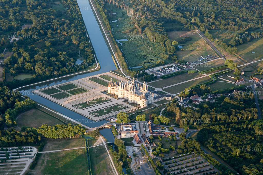 Luftbild: Ortsansicht in Chambord im Bundesland Loir-et-Cher in Frankreich. Foto: IMG_101050.jpg vom 23.06.2017 durch Werner Riehm/FLY-FOTO.de