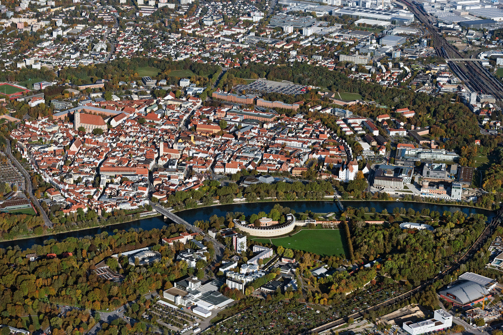dr__0038615.jpg | INGOLSTADT 23.10.2023 Stadtzentrum im Innenstadtbereich am Ufer des Flußverlaufes der Donau in Ingolstadt im Bundesland Bayern, Deutschland. Weiterführende Informationen bei: Stadt Ingolstadt. // City center in the downtown area on the banks of river course of the river Danube in Ingolstadt in the state Bavaria, Germany. Further information at: Stadt Ingolstadt. Foto: Daniel Reiter