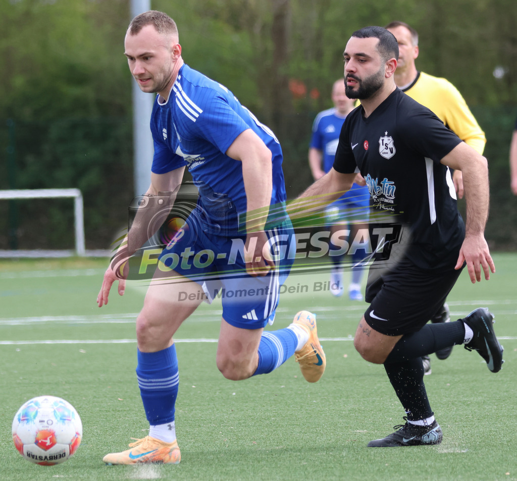 SV Enger-Westerenger - TSV Löhne | Auf dem Bild zu sehen: blau SV Enger-Westerenger: Marlon Meyer ; schwarz TSV Löhne: Emre NikbaySV Enger-Westerenger, TSV Löhne, Saison 25/26, Kreisliga A, Enger, Deutschland - Realisiert mit Pictrs.com