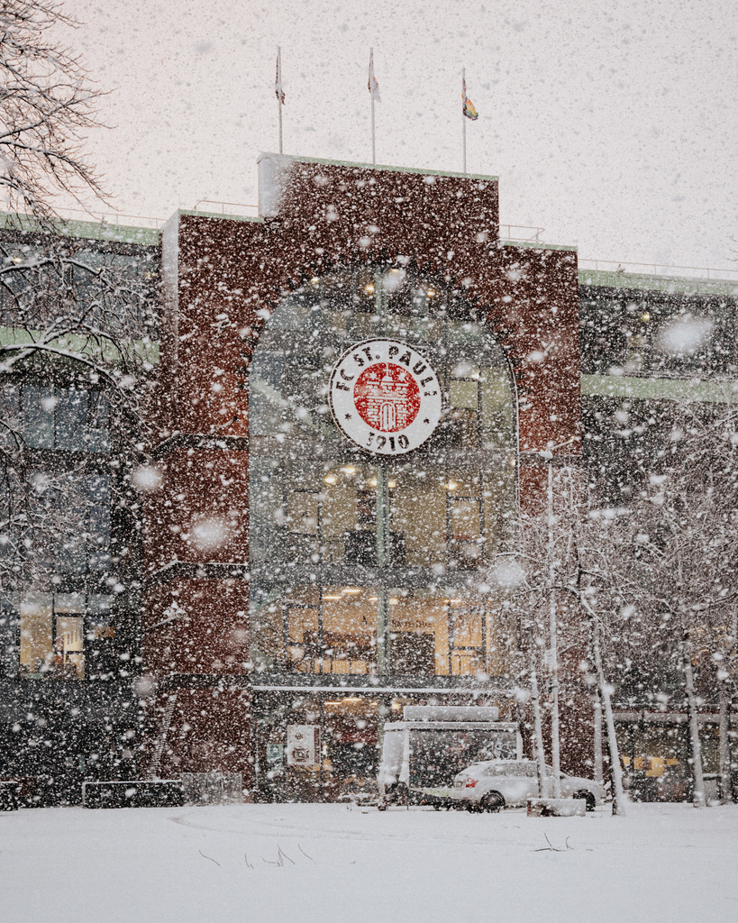 FCP07058 | Der offizielle Shop für FC St. Pauli Fotos. Wähle aus Spielszenen & Fanmomenten dein FCSP Wunschformat. Wir liefern Millerntor-Atmosphäre.