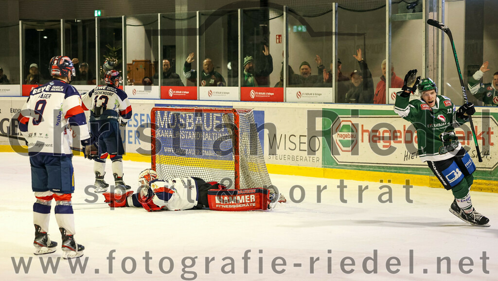 2024-01-05_144_TSV_Erding_gegen_VfE_Ulm-Neu-Ulm | Erding, Deutschland, 05.01.2024:
Eishockey, Bayernliga Vorrunde 2023 / 2024, 22. Spieltag, TSV Erding gegen VfE Ulm/Neu-Ulm, Endergebnis: 7:6

Julian Tischendorf (VfE Ulm/Neu-Ulm e. V., #13), Torwart David Heckenberger (VfE Ulm/Neu-Ulm e. V., #3), Michael Franz (Erding Gladiators, #13)

Foto: Christian Riedel / fotografie-riedel.net