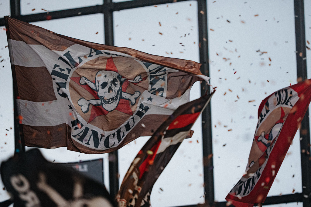 FCS09014 | Der offizielle Shop für FC St. Pauli Fotos. Wähle aus Spielszenen & Fanmomenten dein FCSP Wunschformat. Wir liefern Millerntor-Atmosphäre.
