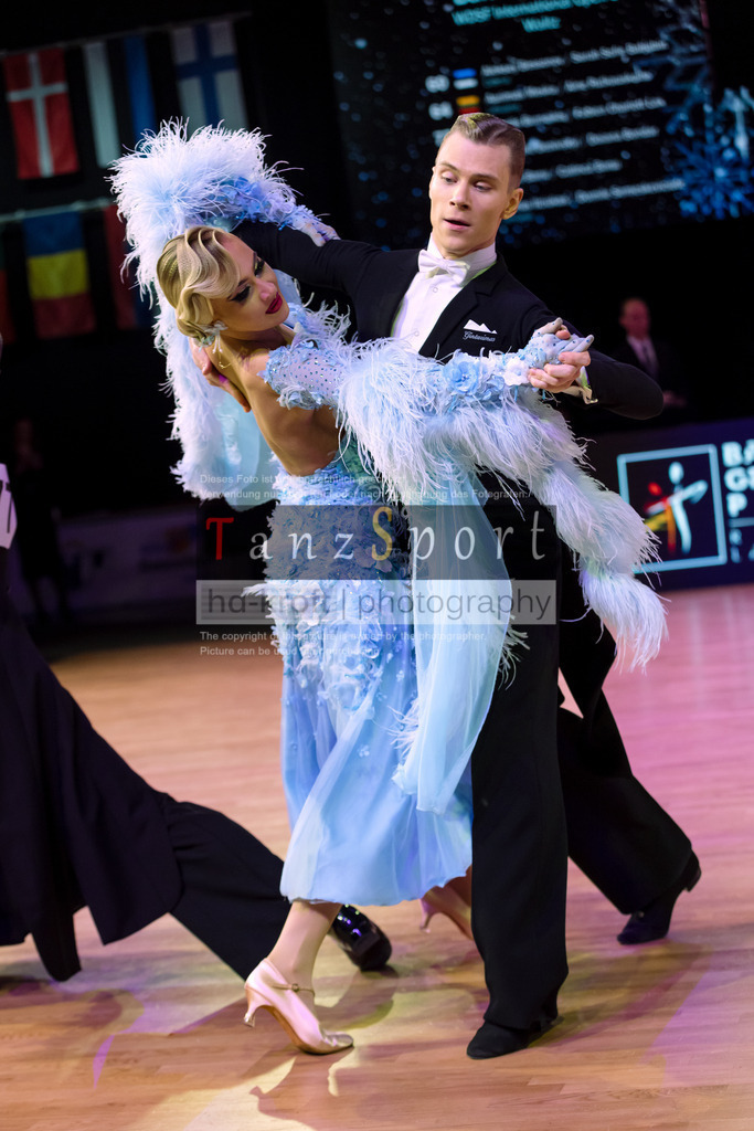 20241215_WDSF_Int_Open_Std-Riga-9784 | Tanzsportbilder, Standardtanz, Lateintanz, WDSF, DTV, LTVB, dancecomp, goc, hessen tanzt, blaues band der spree, walzer, tango, wiener walzer, slowfox, quickstepp, samba, rumba, cha-cha-cha, paso doble. jive, hd-kroft photography, turniertanzsport