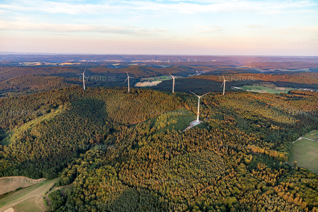Luftbild: Windkraftanlagen am Kapellenberg im Ortsteil Weschnitz in Fürth im Bundesland Hessen in Deutschland. Foto: IMG_109411.jpg vom 30.07.2018 durch Werner Riehm/FLY-FOTO.de