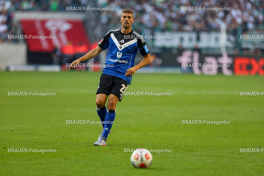 Borussia Mönchengladbach vs Hamburger SV - Bundesliga  | Mönchengladbach, Deutschland, 24.08.25:   Jonas Meffert (Hamburger SV) in Aktion am Ball, Einzelaktion waehrend des Spiels der Bundesliga zwischen Borussia Mönchengladbach vs Hamburger SV im Stadion im Borussia Park(Foto von Brauer-Fotoagentur / Adrian Schlueter)