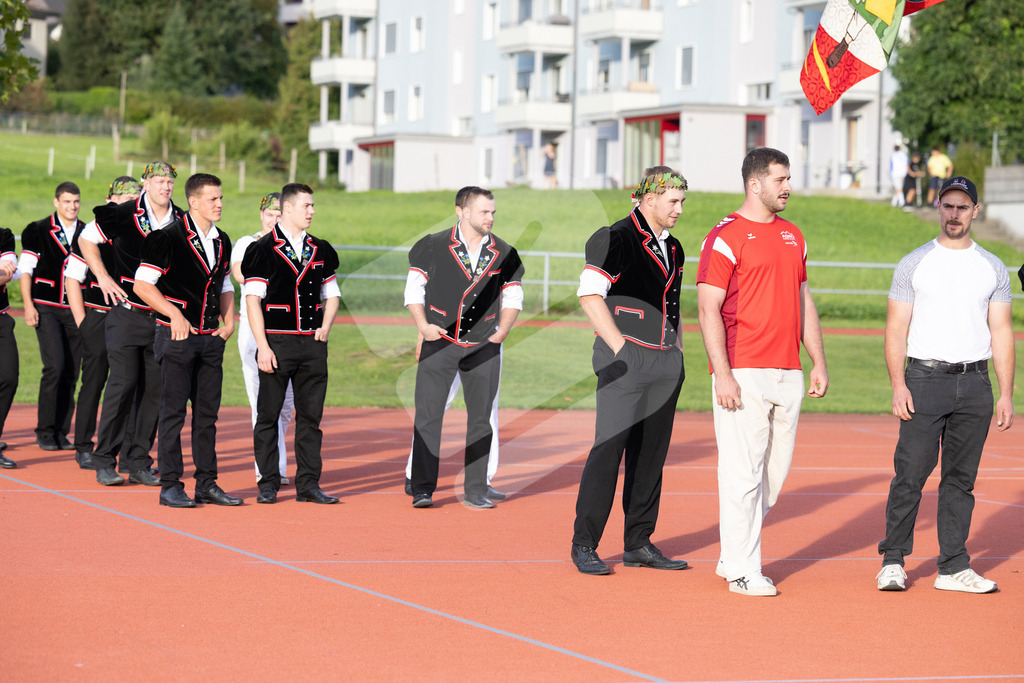 ESAF2025_Empfang_8331 | Die Schwinger des Schwyzer Kantonalen Schwingerverbandes: Fotos, die Dynamik und Leidenschaft festhalten, sowie emotionale Momente aus dem traditionellen Schwingsport zeigen. - Realisiert mit Pictrs.com