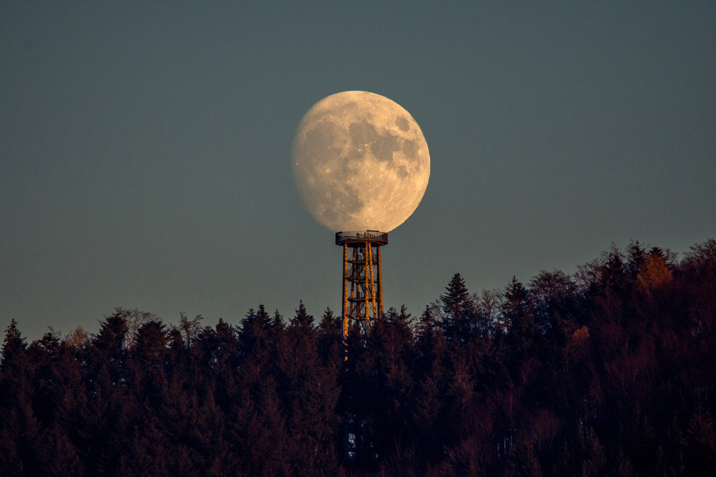 Die "Stehlampe" | Der Fast-Vollmond auf dem Haslacher Urenkopfturm - Realisiert mit Pictrs.com