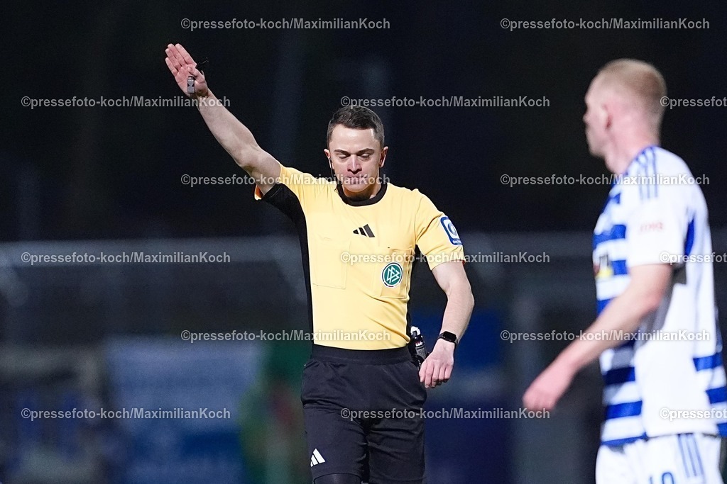 xYDRx21122501026 | 21.12.2025, xydrx, Fußball, 3.Liga, FC Viktoria Köln - MSV Duisburg, Saison 2025 2026, Sportpark Höhenberg: Michael Naether (Schiedsrichter)       DFB regulations prohibit any use of photographs as image sequences and or quasi-video.Photo: xYannisxDreimannxPressefotoKochx