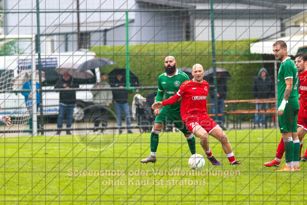 20261011_152014_0042_(c)_by_PhotoPeet | Dario Biancorosso (KSG Eislingen #23) und Benjamin Fink (1.FC Donzdorf #24)KSG Eislingen (grün) vs. 1.FC Donzdorf (rot), Fußball, Bezirksliga - Bezirk Neckar/Fils, 07. Spieltag, Saison 2026/2027, Rasensportplatz, Albstraße 69, 73054 Eislingen, 11.10.2026 - 15:00 Uhr,Foto: PhotoPeet / Sport- &amp; Eventfotografie / Peter Harich