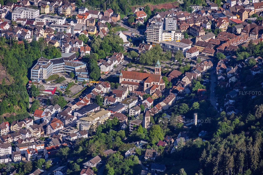 Luftbild: Gymnasium Schramberg und Kirche in Schramberg im Bundesland Baden-Württemberg in Deutschland.Foto: IMG_156592.jpg vom 17.05.2026 durch Werner Riehm/FLY-FOTO.deAuflösung des Originals: 5770 x 3846 pxgymnasium-schramberg.de