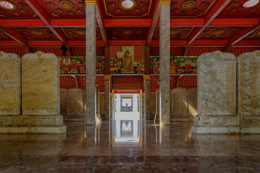 Basilika of the Holy Tripitaka - Entrance | Blick durch den Eingang der "Basilika of the Holy Tripitaka" in Thailand. - Realisiert mit Pictrs.com