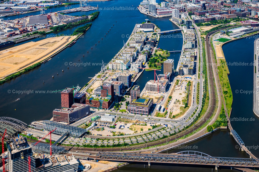 Hamburg_Baakenhafen_Hafencity_ELS_0916200625 | HAMBURG 16.06.2025 Baustellen für Wohn- und Geschäftshäuser im Baakenhafen entlang der der Baakenallee in der HafenCity in Hamburg, Deutschland. Weiterführende Informationen bei: AUG. PRIEN Bauunternehmung (GmbH & Co. KG),  BVE Bauverein der Elbgemeinden eG,  Baugenossenschaft Hamburger Wohnen eG,  Johann Daniel Lawaetz-Stiftung,  Richard Ditting GmbH & Co. KG,  bof architekten,  florian krieger - architektur und städtebau gmbh. // Construction sites for residential and commercial buildings in the Baakenhafen along the Baakenallee in HafenCity in Hamburg, Germany. Further information at: AUG. PRIEN Bauunternehmung (GmbH & Co. KG),  BVE Bauverein der Elbgemeinden eG,  Baugenossenschaft Hamburger Wohnen eG,  Johann Daniel Lawaetz-Stiftung,  Richard Ditting GmbH & Co. KG,  bof architekten,  florian krieger - architektur und staedtebau gmbh. Foto: Martin Elsen