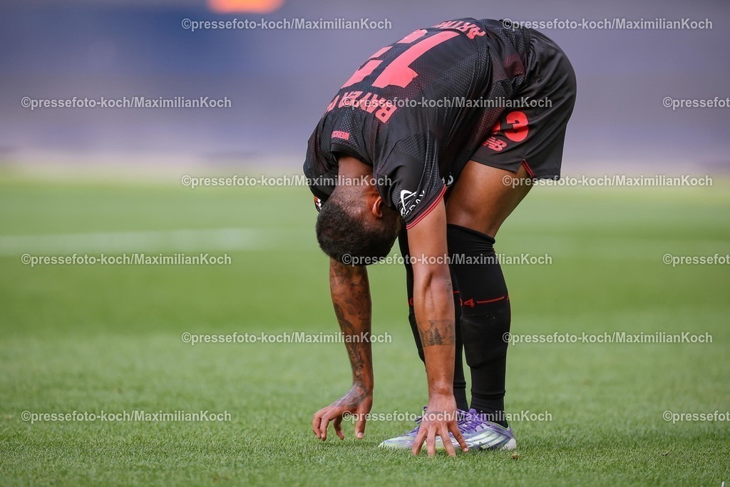 B0405082501058 | 05.08.2025, Fußball, Bayer 04 Leverkusen - Pisa Sporting Club, Testspiel, Saisoneröffnung in der BayArena, Saison 2025 2026: Arthur Augusto de Matos Soares (Bayer04 #13) muss verletzt mit einer Verletzung und Schmerzen das Spielfeld verlassen  DFB regulations prohibit any use of photographs as image sequences and or quasi-video.