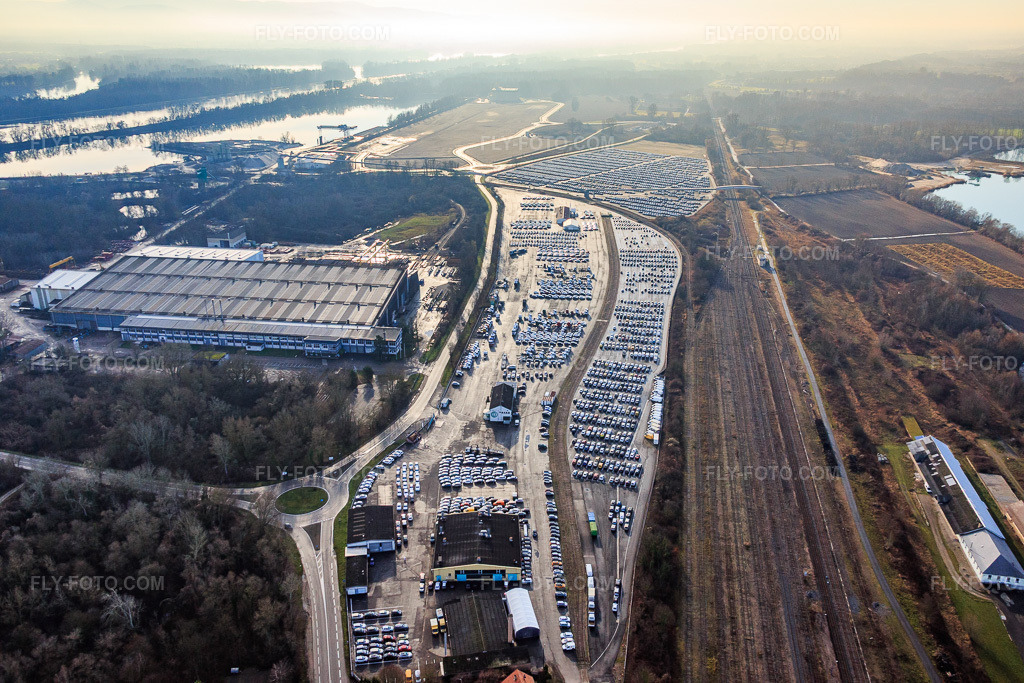 Aerial view: Customs port for cars from WALON FRANCE from the north in Lauterbourg in the state Bas-Rhin, France. – Photo: IMG_085481.jpg taken on 12/24/2015 by Werner Riehm/FLY-FOTO.com – Resolution of the original: 5472 x 3648 px – Solutions logistiques pour l'industrie: