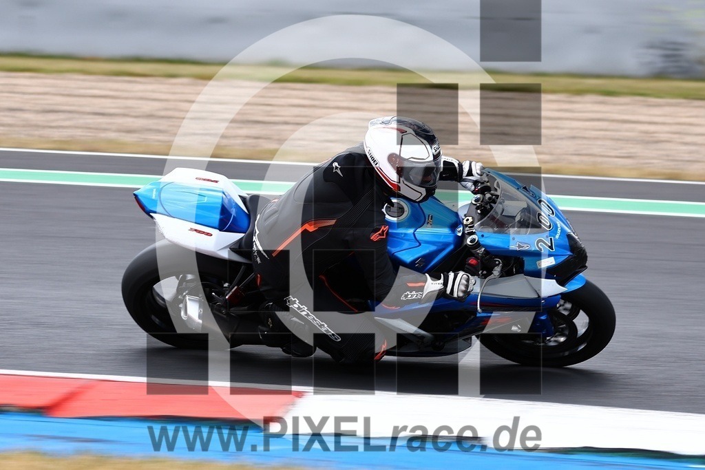 0200-20240725_04738 | Schöne Erinnerungen an spannende Momente - das festzuhalten ist unser Job. PIXELrace.de ist seit 2003 auf den Rennstrecken Europas unterwegs um die Action draußen beim Fahren und die wunderbare Stimmung imm Fahrerlager für euch einzufangen.