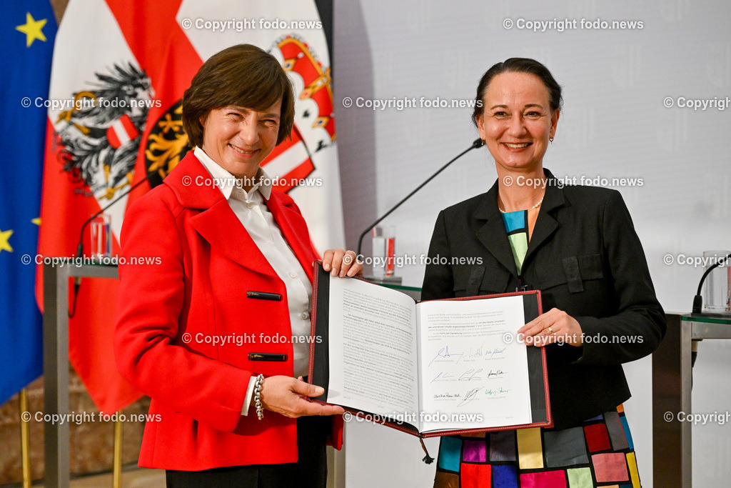 Kick-off-Veranstaltung der Gruendungspraesidentin_ IDSA_ 07.07.2023-70 | 07.07.2023, Landhaus Linz AUT, Kick-off-Veranstaltung der Gruendungspraesidentin, IDSA, im Bild Claudia von der Linden (Vorsitzende des Institute of Digital Sciences Austria (IDSA) Gruendungskonvents), Stefanie Lindstaedt (Gruendungspraesidentin des Institute of Digital Sciences Austria (IDSA))