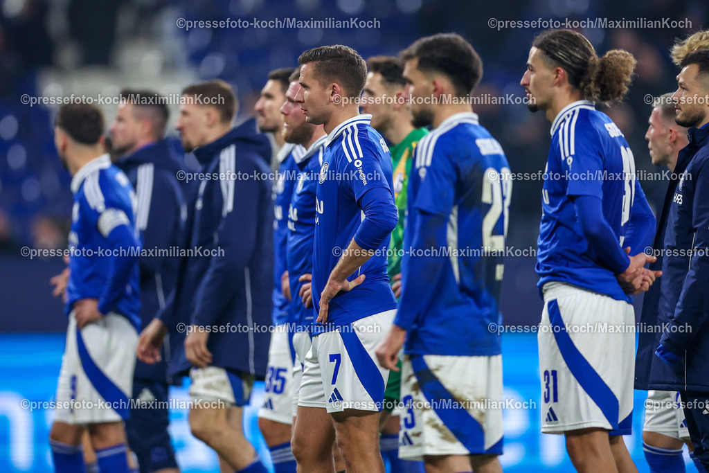 Schalke29112401110 | 29.11.2024, Fußball, FC Schalke 04 - 1. FC Kaiserslautern, 2. Fußball Bundesliga, Veltins-Arena Gelsenkirchen, Saison 2024 2025: Enttäuschte Gesichter nach der 0:3 Niederlage. Die Spieler von Schalke müssen sich nach dem Spiel den Pfiffen der Fans stellen. Paul Seguin (S04 #7)DFB regulations prohibit any use of photographs as image sequences and or quasi-video.